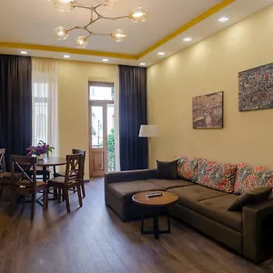 Apartment Home@97 On Aghmashenebeli Avenue, Tbilisi